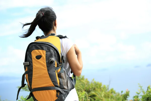 Young woman hiker — Stock Photo, Image