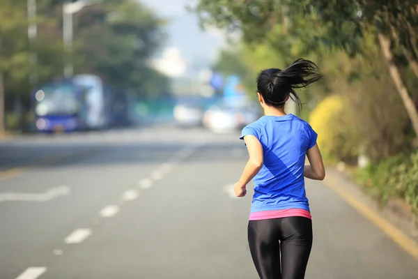 Kvinna jogging på park — Stockfoto