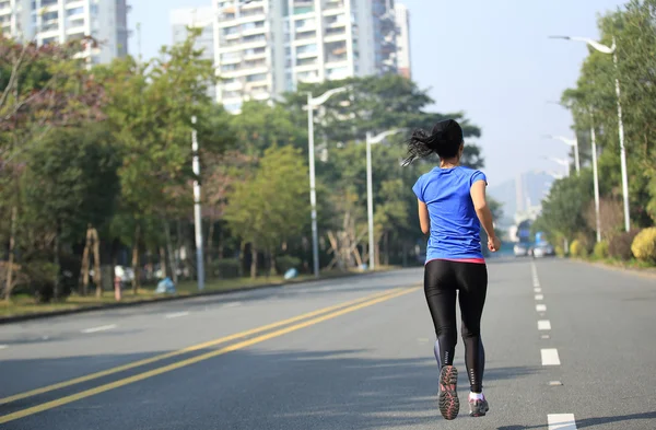 走っている女性 — ストック写真