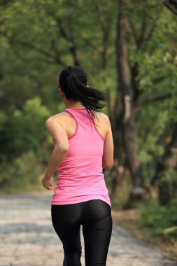 γυναίκα που τρέχει στο μονοπάτι στο δάσος