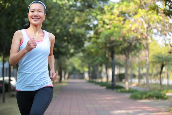 女子在公园慢跑 — 图库照片