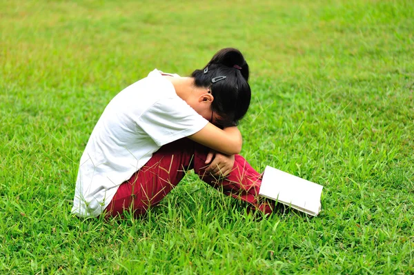 Student leesboek op gras — Stockfoto