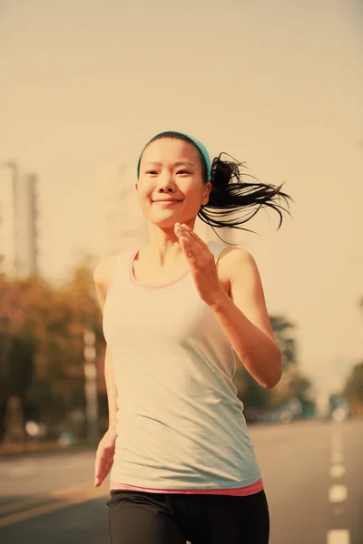 Женщина бежит — стоковое фото