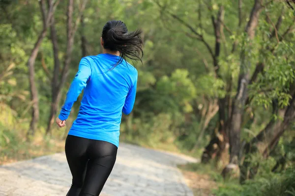 Mujer corriendo en el sendero en el bosque —  Fotos de Stock