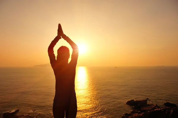 Kvinna meditation på sunrise seaside — Stockfoto
