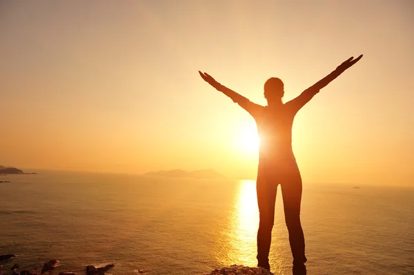 Cheering woman open arms to the sunrise — Stock Photo, Image