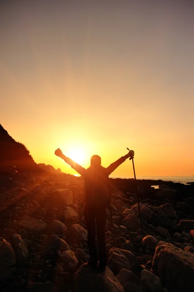 Jubelnde Frau mit offenen Armen zum Sonnenaufgang — Stockfoto