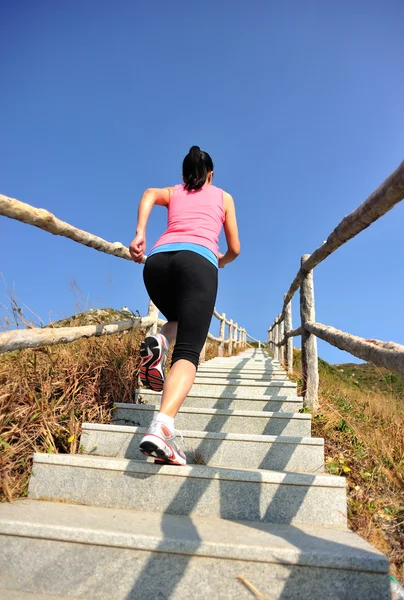 Mujer corriendo en las escaleras de montaña —  Fotos de Stock