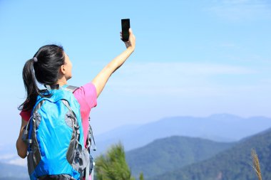 genç kadın hiker kullanmak akıllı telefon