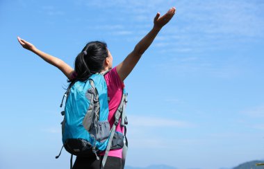 dağ tepe üzerinde kadın dağcı