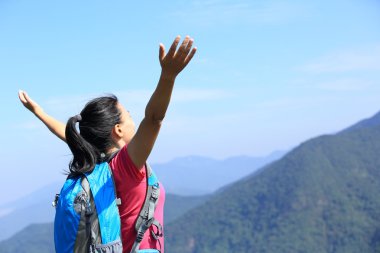dağ tepe üzerinde kadın dağcı