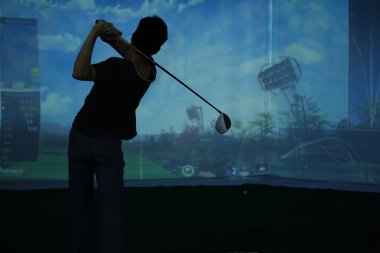 Golf sahasında oynuyor
