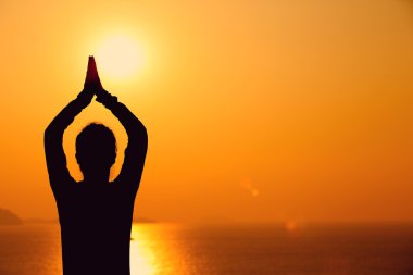 sunrise seaside adlı kadın meditasyon