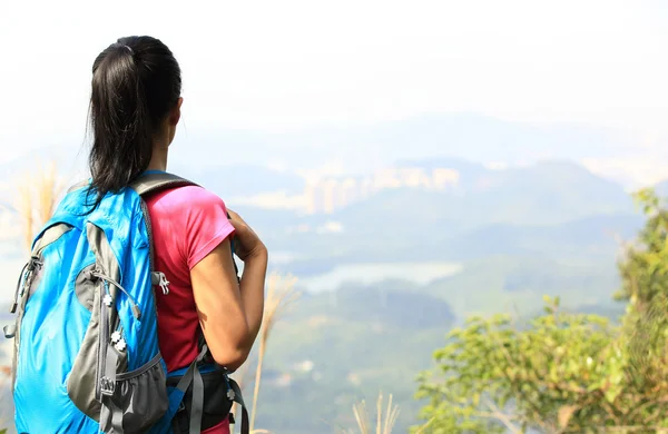 Mujer disfrutar de la vista en el pico de montaña —  Fotos de Stock