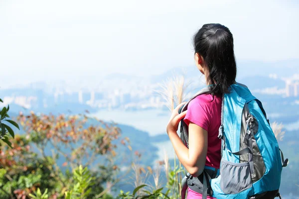 Mulher desfrutar de vista no pico da montanha — Fotografia de Stock