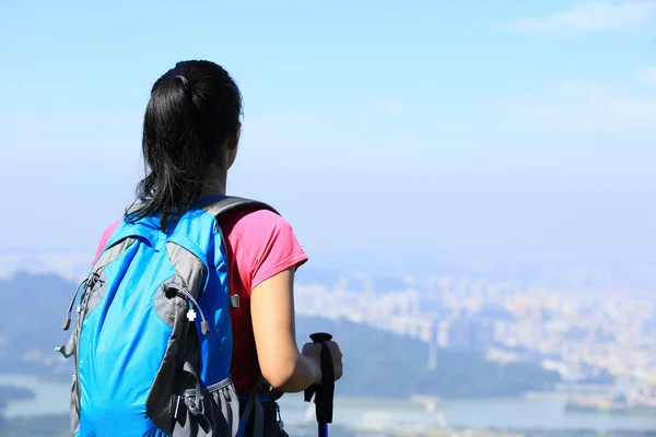 Mujer disfrutar de la vista en el pico de montaña — Foto de Stock