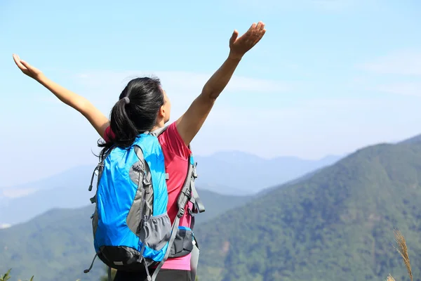 Dağ tepe üzerinde kadın dağcı — Stok fotoğraf