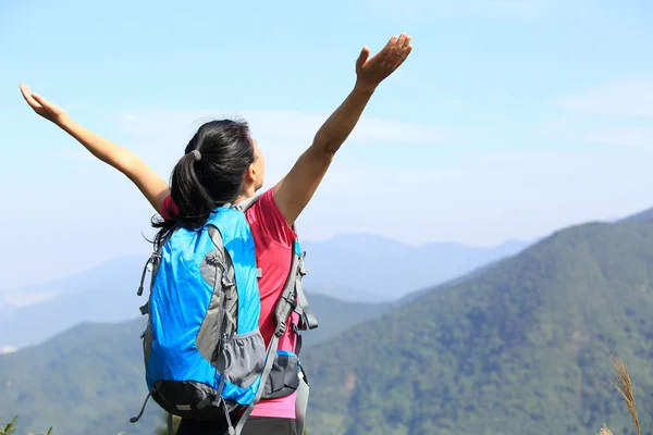 Mulher alpinista no pico da montanha — Fotografia de Stock