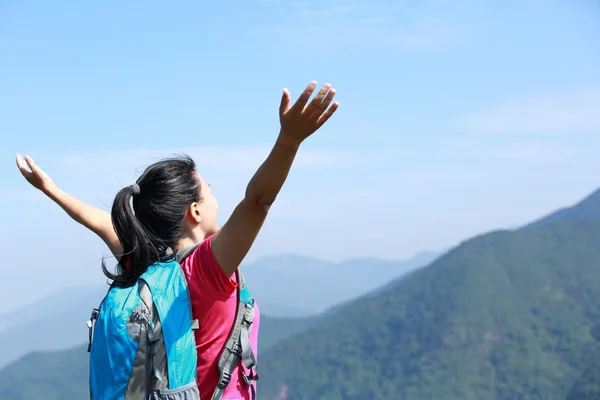 Vrouw klimmer op berg — Stockfoto