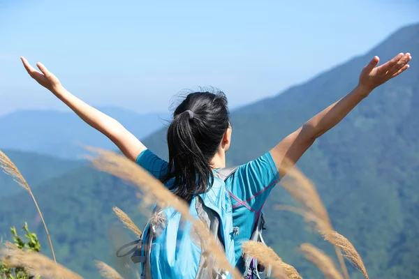 山のピークの女性クライマー — ストック写真