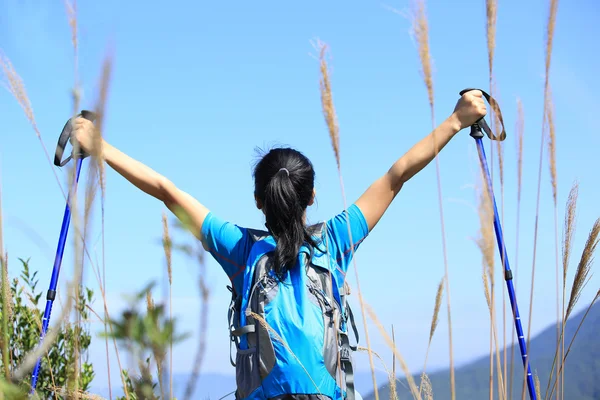 Femme alpiniste au sommet de la montagne — Photo