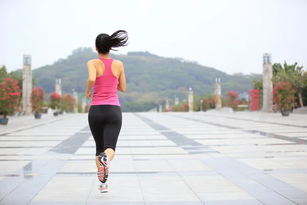 Woman jogging in the city — Stock Photo, Image