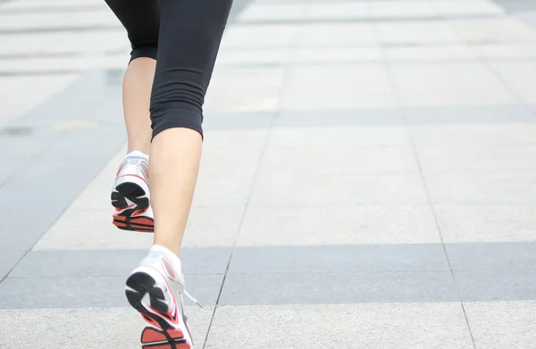 Femme jogging dans la ville — Photo