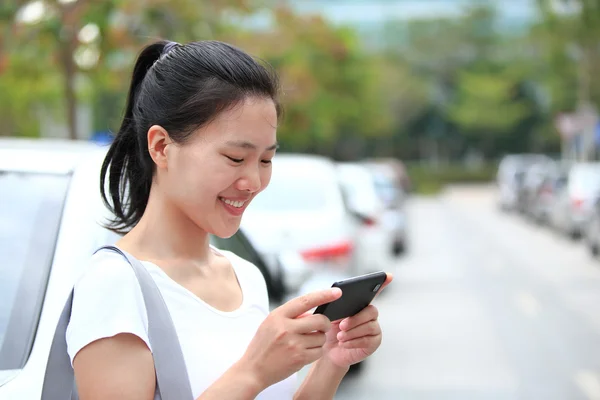 Frau benutzte Handy — Stockfoto