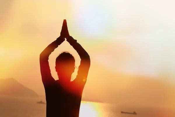 Женская медитация на восходе солнца — стоковое фото