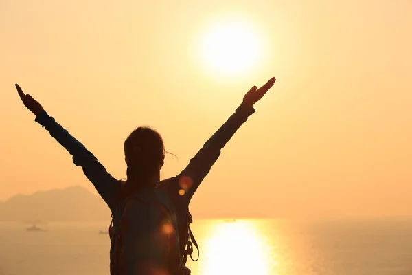 Woman open arms to the sunrise — Stock Photo, Image