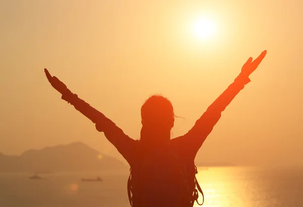Woman open arms to the sunrise — Stock Photo, Image