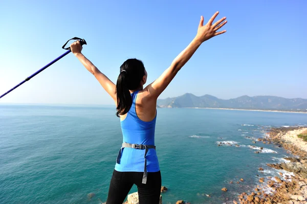 Hiking vrouw stand aan zee — Stockfoto