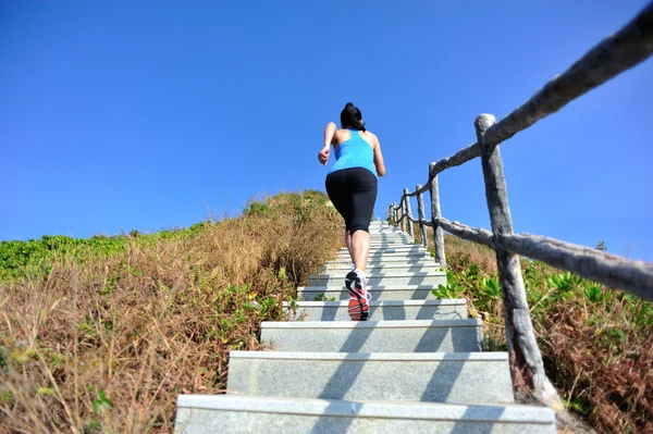 Женщина бежит вверх по лестнице — стоковое фото
