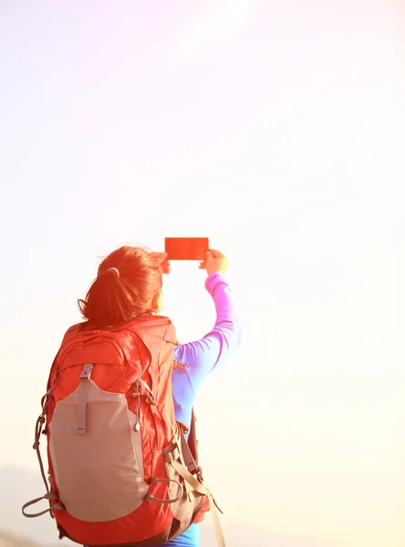 Mujer joven excursionista uso de teléfono inteligente — Foto de Stock