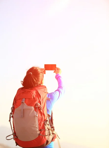 Young woman hiker use smart phone — Stock Photo, Image