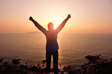 sunrise için kadın kollarını