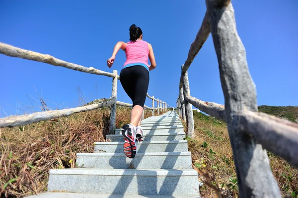 Donna che corre su per le scale — Foto Stock