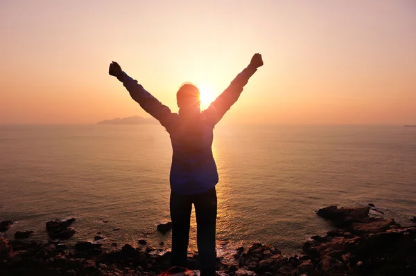 Woman open arms to the sunrise — Stock Photo, Image