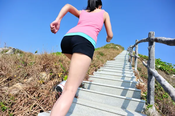 Donna che corre su per le scale — Foto Stock