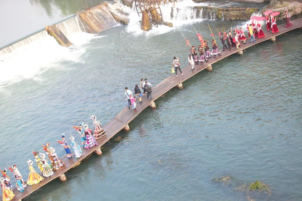Nationalité Miao personnes marchant au pont en bois à travers — Photo