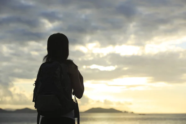 Hiking woman stand seaside — Stock Photo, Image