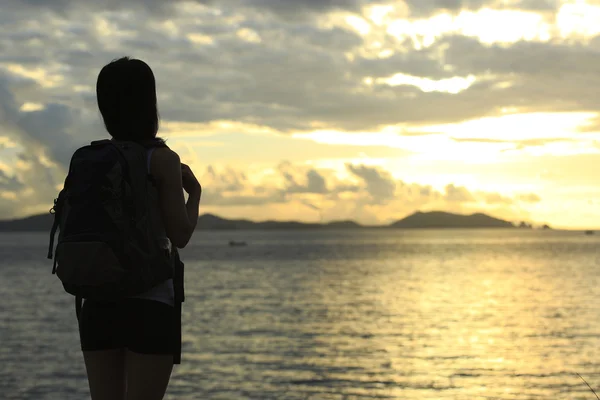 徒步旅行的女人站海边 — 图库照片