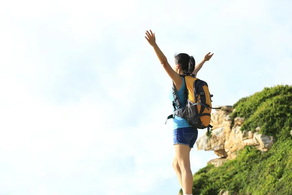 Hiking vrouw stand aan zee — Stockfoto