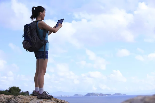 Mujer excursionista uso tableta pc —  Fotos de Stock