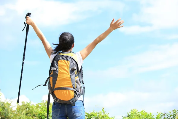 Woman enjoy view at mountain peak — Stock Photo, Image