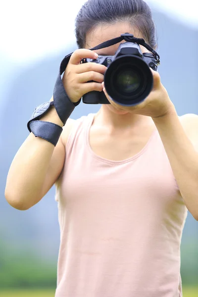 Mulher fotógrafa — Fotografia de Stock