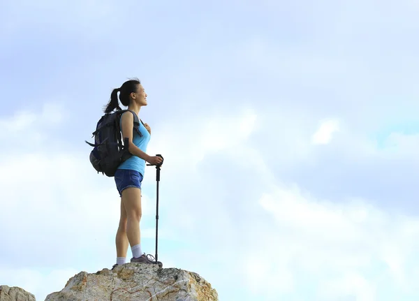 Mujer disfrutar de la vista en el pico de montaña — Foto de Stock