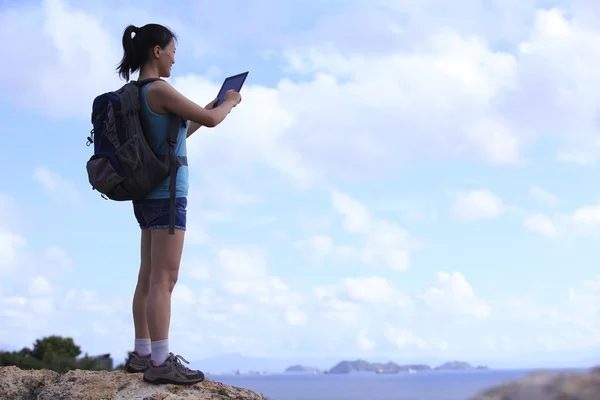 Kadın hiker kullanmak tablet pc — Stok fotoğraf
