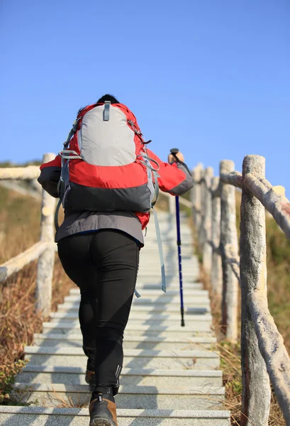 Femme montant les escaliers en pierre — Photo