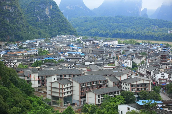 建物と山の風景 — ストック写真